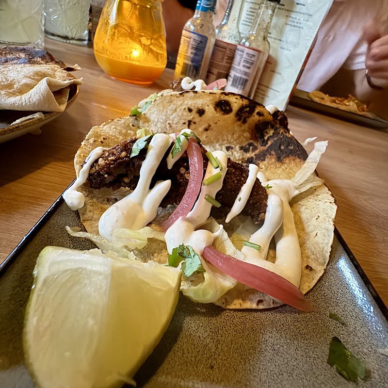 Más